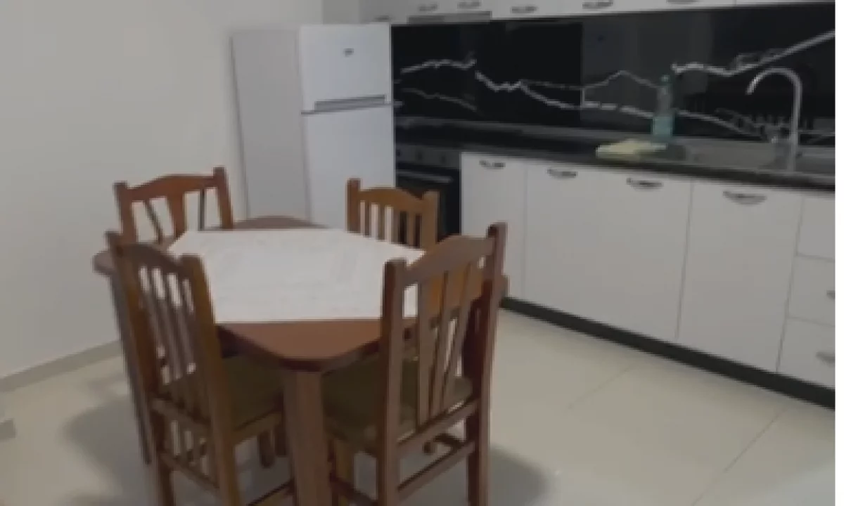 Shtepi ne shitje Apartament ne Tirane, 2+1, Mobilimi E mobiluar, Pagesa 110,000  Euro.