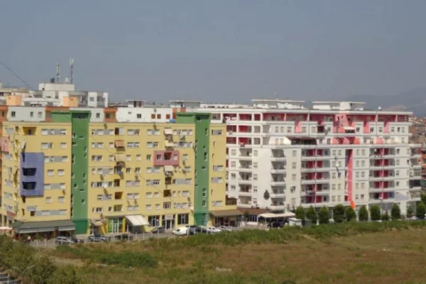 🏡 Shitet Apartament 2+1 tek Pallatet e Verdha, Kthesa e Kamzës