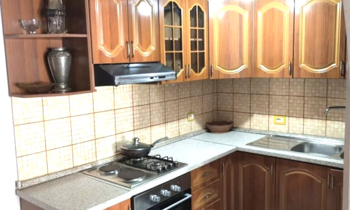 Shtepi me qera Shtepi Private ne Tirane, 1+1, Mobilimi E mobiluar, Pagesa 300  Euro.