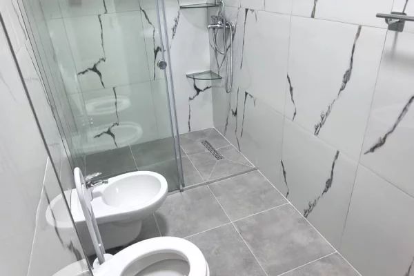 Shtepi me qera Apartament ne Tirane, 2+1, Mobilimi E mobiluar, Pagesa 650  Euro.