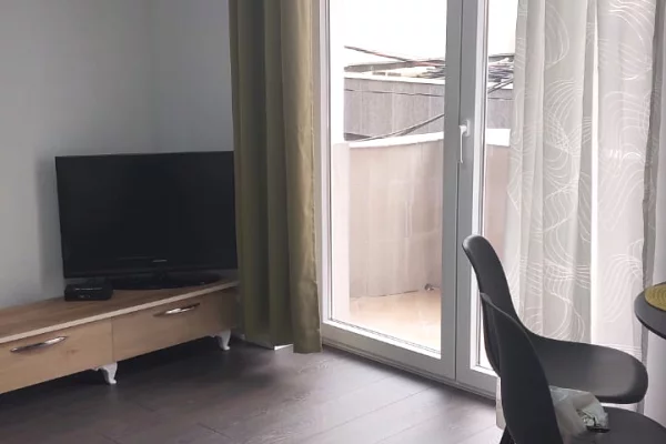 🏡 JEPET ME QIRA APARTAMENT 1+1 TEK RRUGA BARDHYL AFER ME BRRYLIN