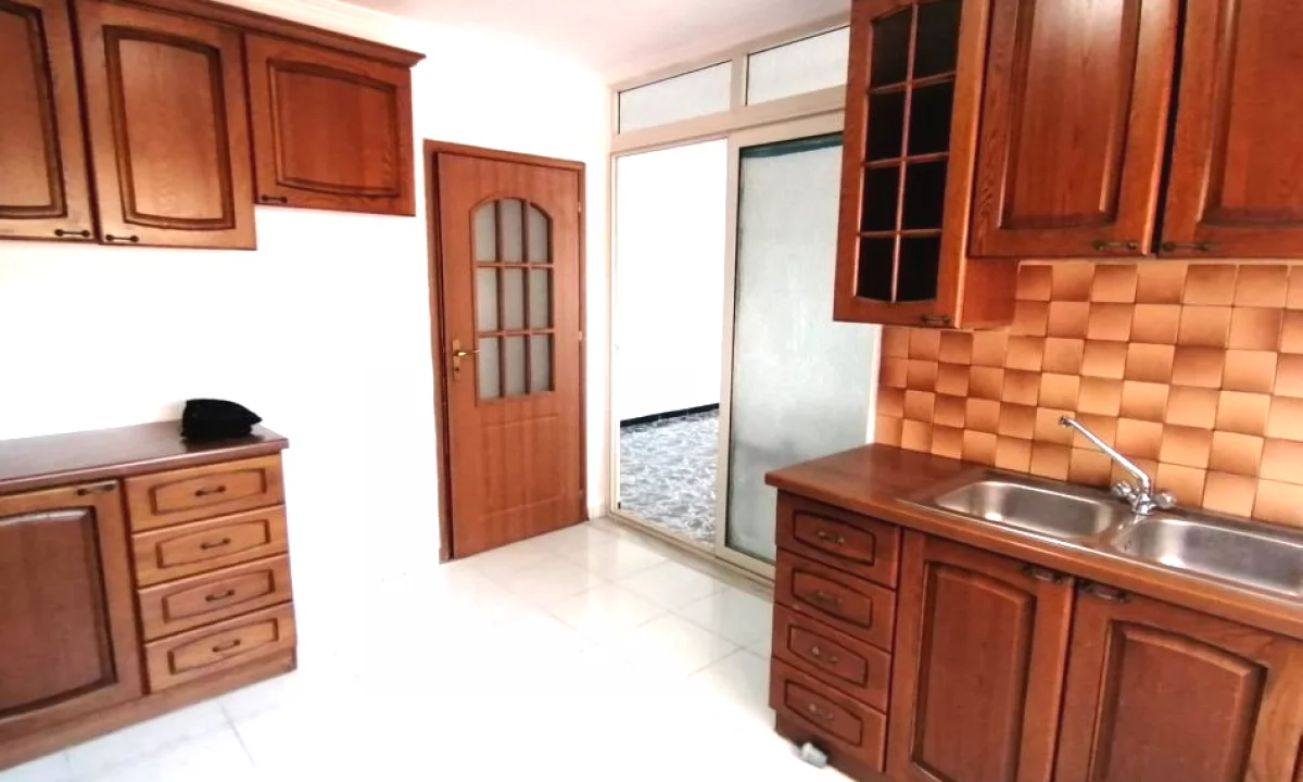 Shtepi me qera Apartament ne Tirane, 3+1, Mobilimi E mobiluar, Pagesa 500  Euro.