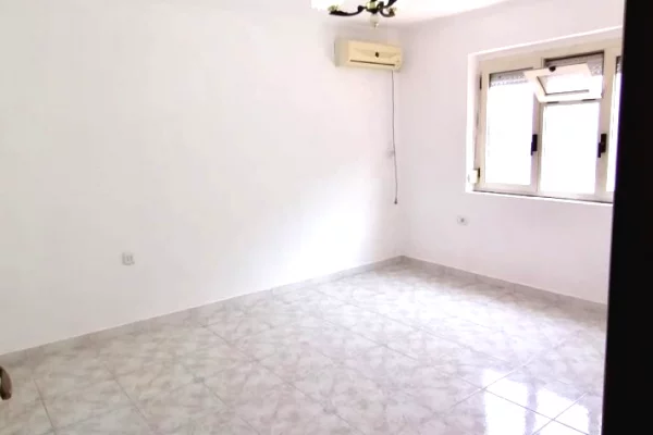Shtepi me qera Apartament ne Tirane, 3+1, Mobilimi E mobiluar, Pagesa 500  Euro.
