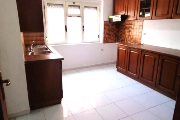 Shtepi me qera Apartament ne Tirane, 3+1, Mobilimi E mobiluar, Pagesa 500  Euro.