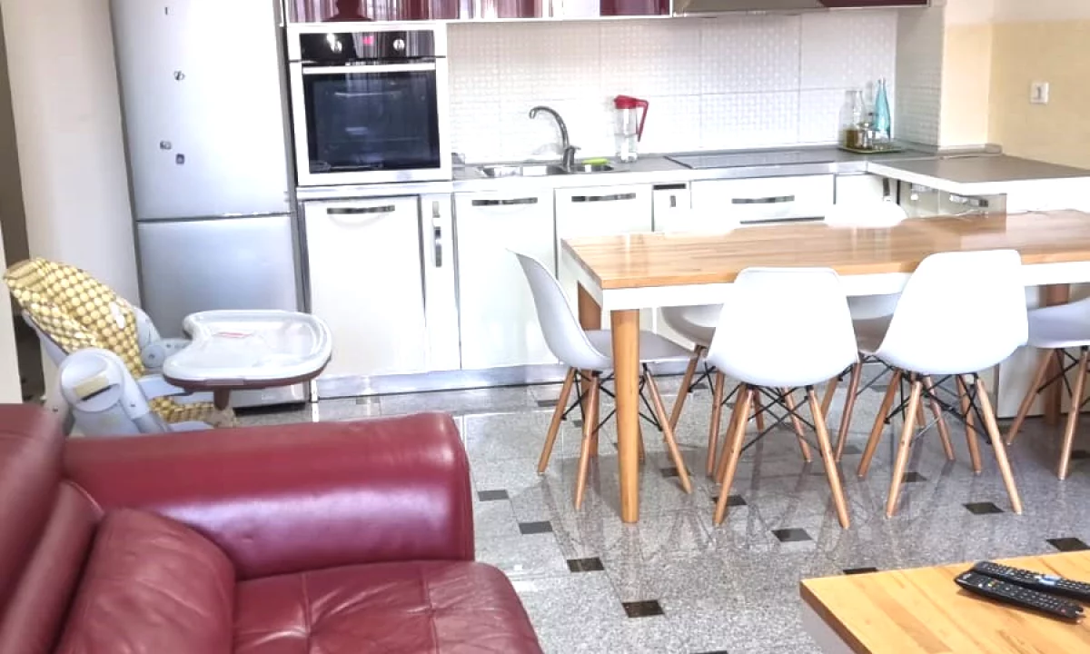 Shtepi ne shitje Apartament ne Tirane, 2+1, Mobilimi E mobiluar, Pagesa 165,000  Euro.
