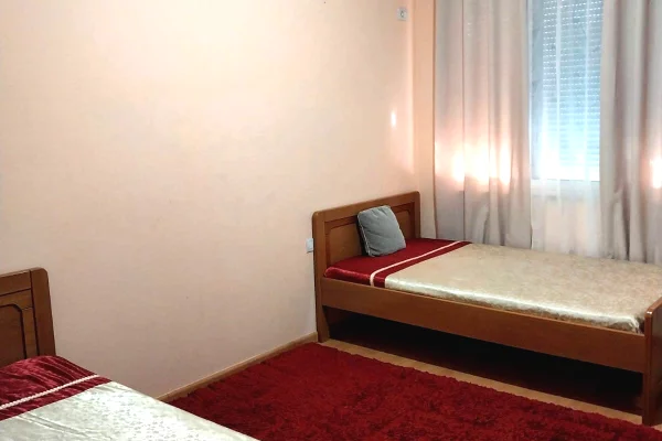Shtepi me qera Apartament ne Tirane, 2+1, Mobilimi E mobiluar, Pagesa 350  Euro.