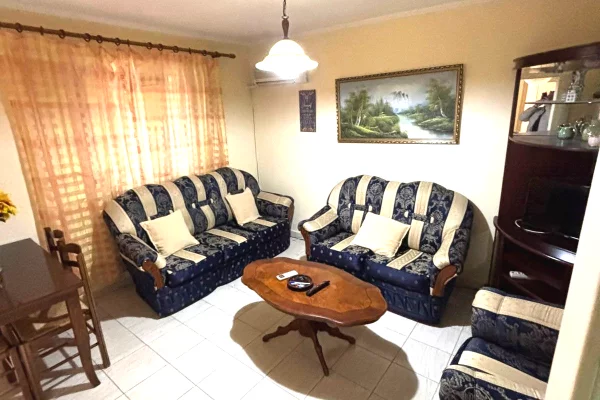 Shtepi ne shitje Apartament ne Tirane, 1+1, Mobilimi E mobiluar, Pagesa 100,000  Euro.