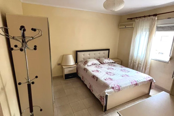 Shtepi ne shitje Apartament ne Tirane, 1+1, Mobilimi E mobiluar, Pagesa 100,000  Euro.