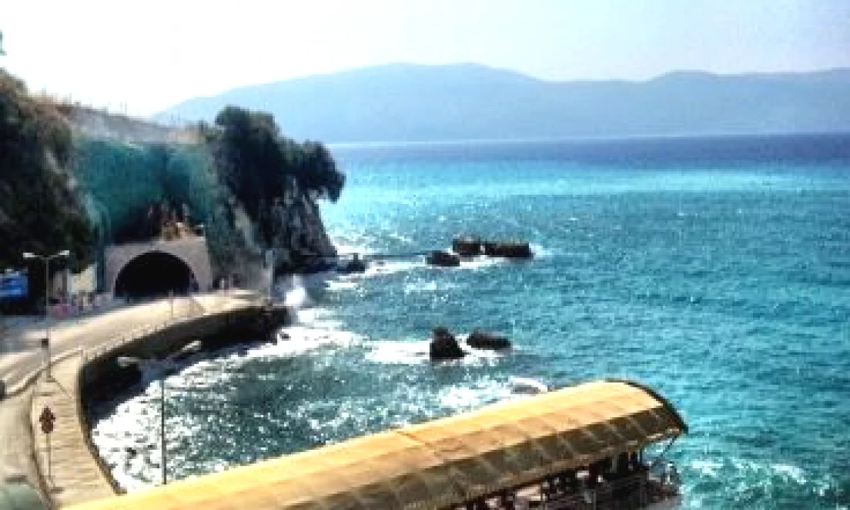 SHITET HOTEL NE VLORE TEK UJI I FTOHTE