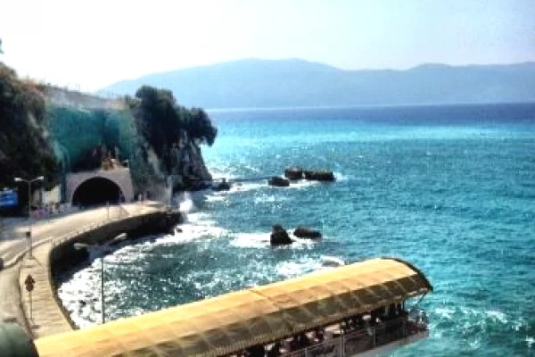 SHITET HOTEL NE VLORE TEK UJI I FTOHTE