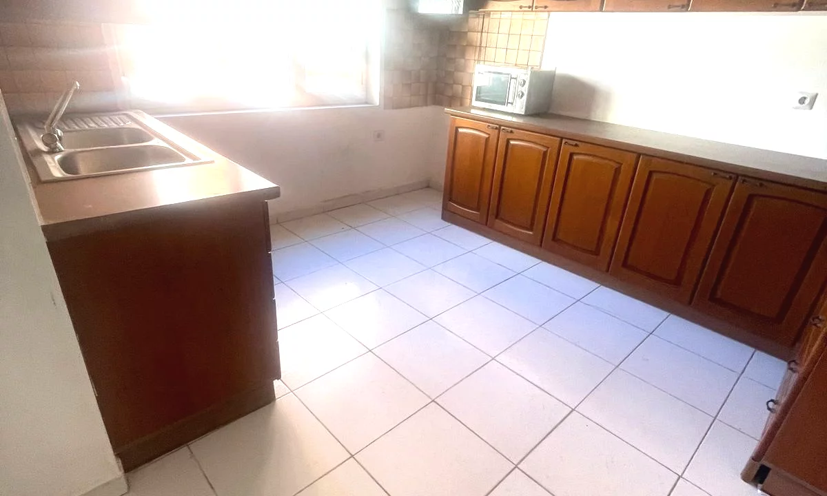 Shtepi me qera Apartament ne Tirane, 2+1, Mobilimi Bosh, pa mobiluar, Pagesa 500  Euro.