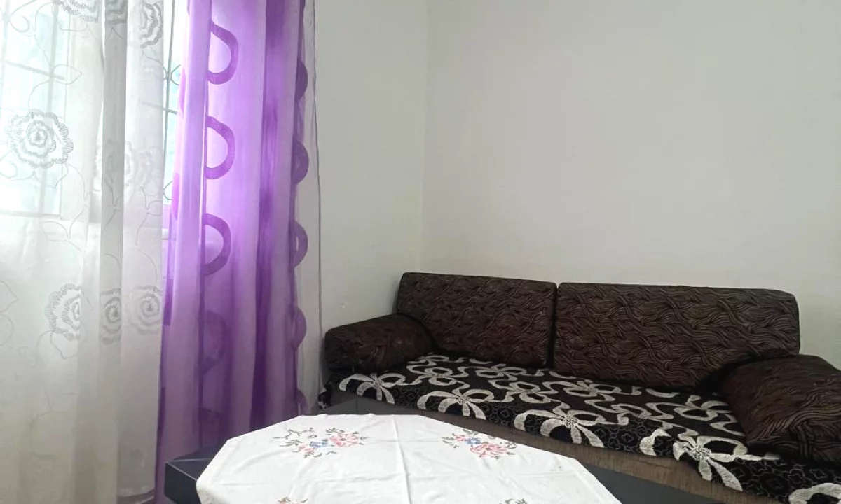 Shtepi me qera Shtepi Private ne Tirane, 1+1, Mobilimi E mobiluar, Pagesa 250  Euro.