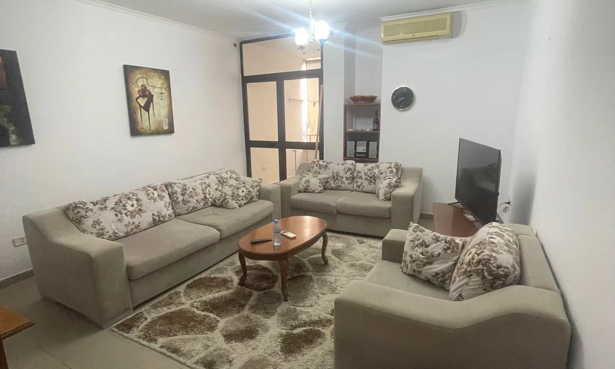 Shtepi me qera Apartament ne Tirane, 2+1, Mobilimi E mobiluar, Pagesa 550  Euro.