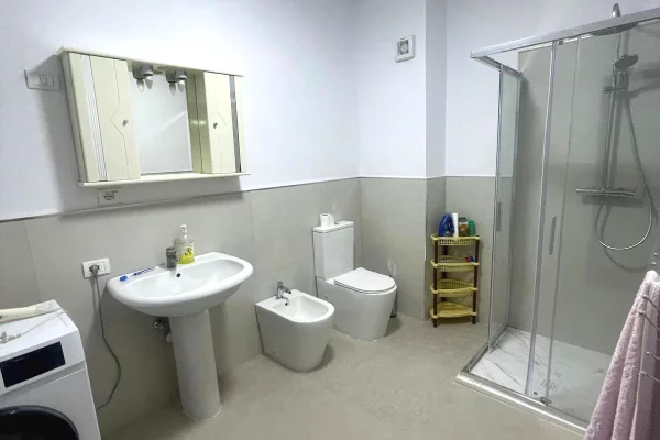 Shtepi me qera Apartament ne Tirane, 2+1, Mobilimi E mobiluar, Pagesa 550  Euro.