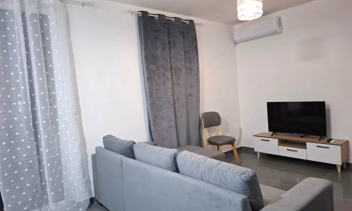 Shtepi me qera Apartament ne Tirane, 3+1, Mobilimi E mobiluar, Pagesa 650  Euro.