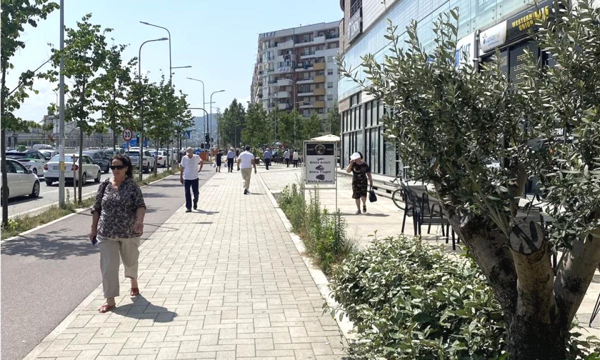 Jepet me qira ambient biznesi, 1400Euro , ne Astir