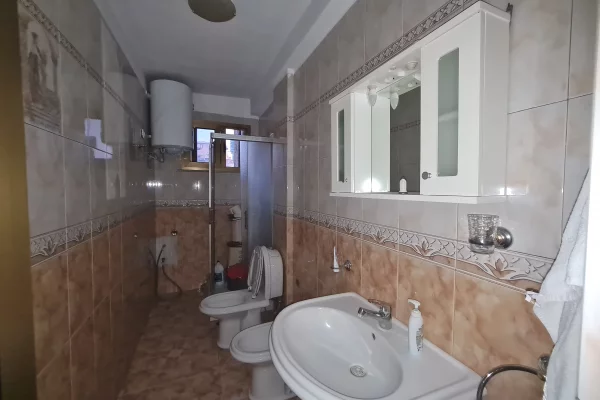 Shtepi me qera Apartament ne Tirane, 2+1, Mobilimi E mobiluar, Pagesa 650  Euro.