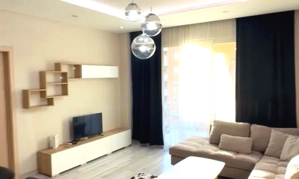 Appartamento in affitto a Tirana 2+1, Arredato
