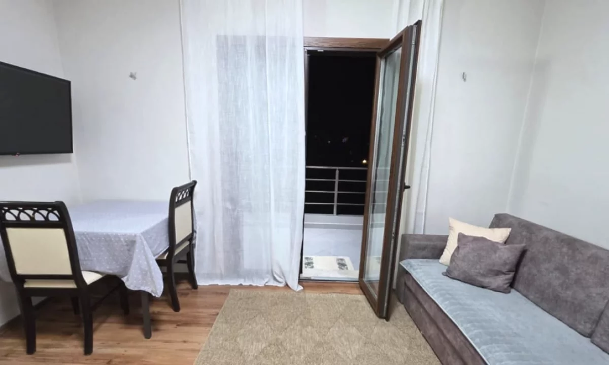 Shtepi me qera Apartament ne Tirane, 1+1, Mobilimi E mobiluar, Pagesa 450  Euro.