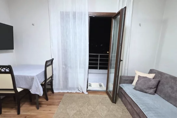 JEPET ME QERA HYRJE TEK FAKULTETI I EKONOMISE TEK RRUGA E ELBASANIT