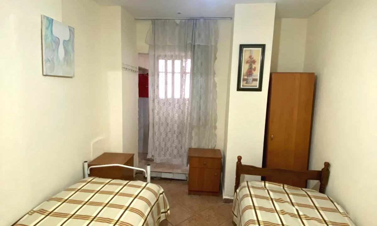 Shtepi me qera Apartament ne Tirane, Garsoniere, Mobilimi E mobiluar, Pagesa 250  Euro.