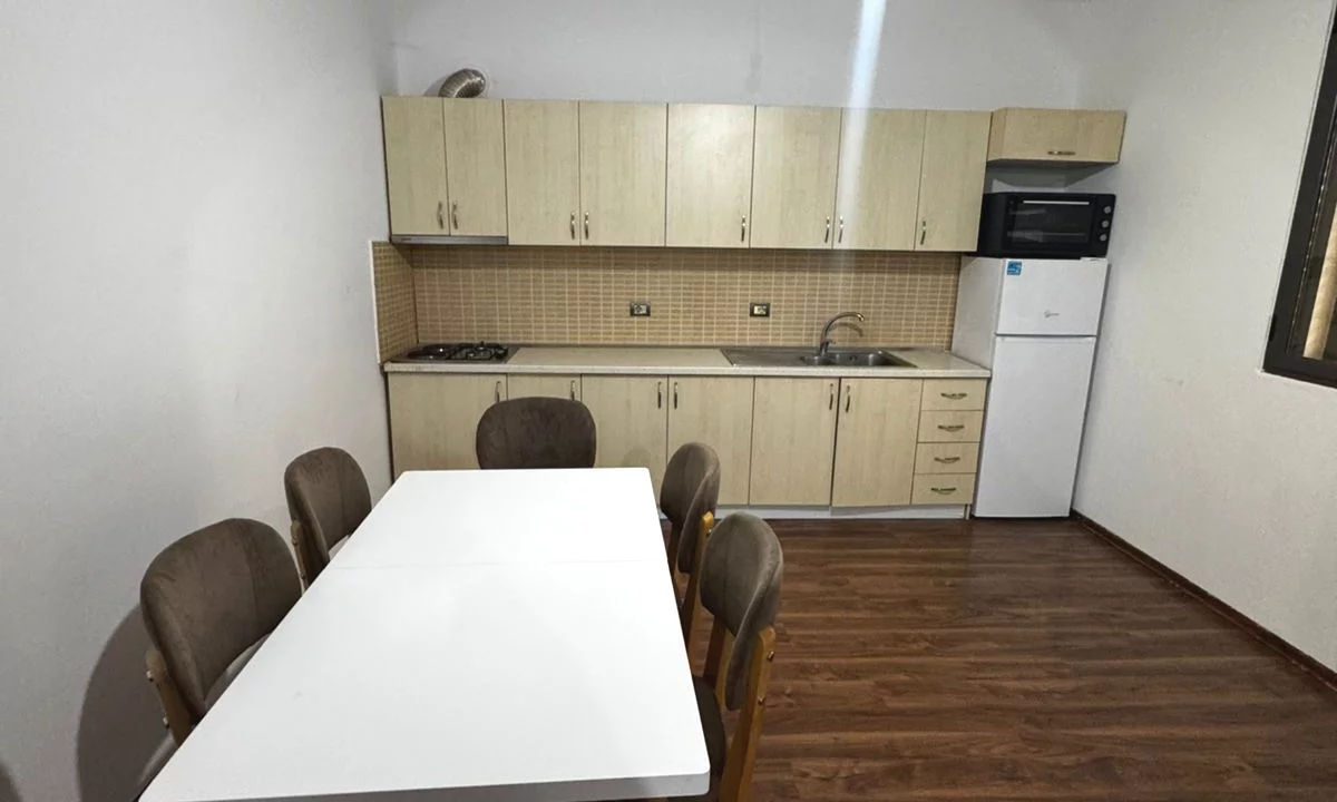 Shtepi me qera Apartament ne Tirane, 2+1, Mobilimi E mobiluar, Pagesa 450  Euro.