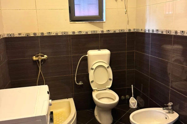Shtepi me qera Apartament ne Tirane, 2+1, Mobilimi E mobiluar, Pagesa 450  Euro.