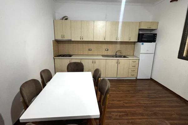 Shtepi me qera Apartament ne Tirane, 2+1, Mobilimi E mobiluar, Pagesa 450  Euro.