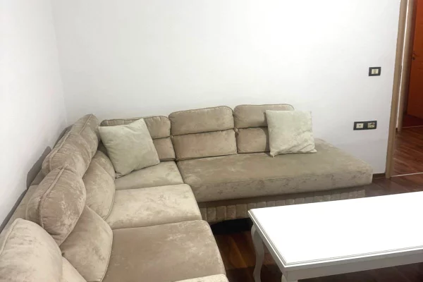 Shtepi me qera Apartament ne Tirane, 2+1, Mobilimi E mobiluar, Pagesa 450  Euro.
