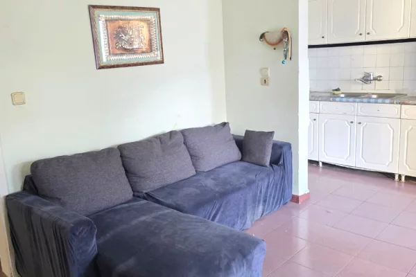  Jepet me Qera Ap. 1+1 me Ballkon në Qendër të Tiranës, afër Postës, E pershtatshme per 3 persona