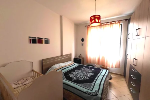 Shtepi ne shitje Apartament ne Tirane, 3+1, Mobilimi E mobiluar, Pagesa 143,000  Euro.