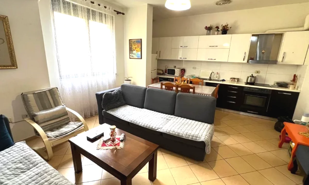 Shtepi ne shitje Apartament ne Tirane, 3+1, Mobilimi E mobiluar, Pagesa 143,000  Euro.