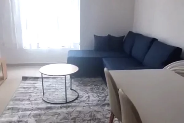 Jepet me Qera Apartament 1+1 te Zona e 5 Maji , 400 mije leke ne muaj 