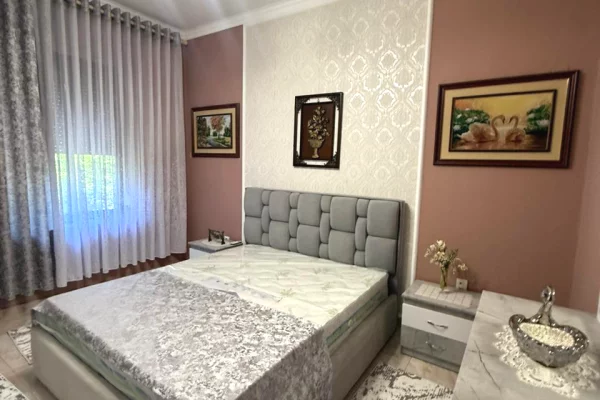 Shtepi me qera Apartament ne Tirane, 2+1, Mobilimi E mobiluar, Pagesa 650  Euro.