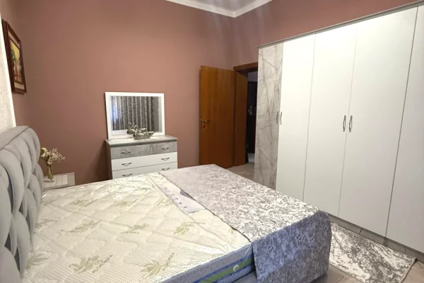 Shtepi me qera Apartament ne Tirane, 2+1, Mobilimi E mobiluar, Pagesa 650  Euro.