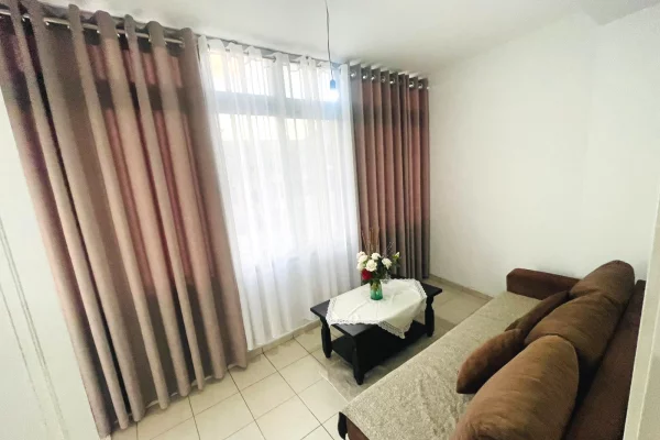 Shtepi me qera Apartament ne Tirane, 2+1, Mobilimi E mobiluar, Pagesa 500  Euro.