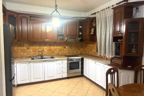 Shtepi me qera Apartament ne Tirane, 2+1, Mobilimi E mobiluar, Pagesa 500  Euro.