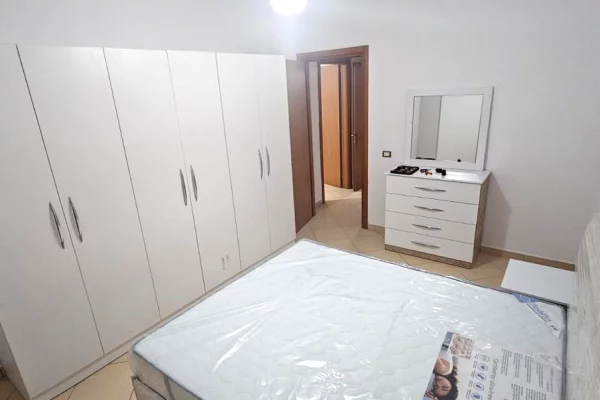 Shtepi me qera Apartament ne Tirane, 2+1, Mobilimi E mobiluar, Pagesa 500  Euro.