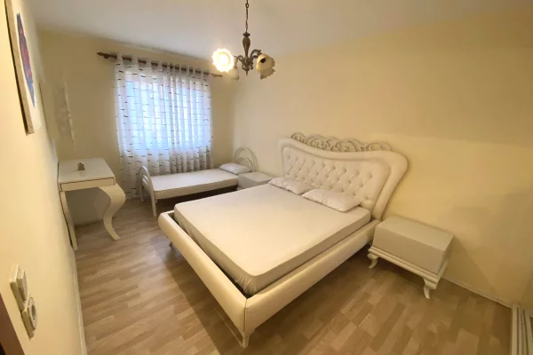 Shtepi me qera Apartament ne Tirane, 2+1, Mobilimi E mobiluar, Pagesa 600  Euro.
