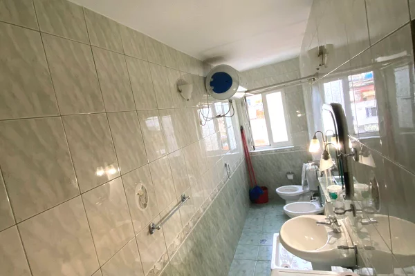 Shtepi me qera Apartament ne Tirane, 2+1, Mobilimi E mobiluar, Pagesa 600  Euro.