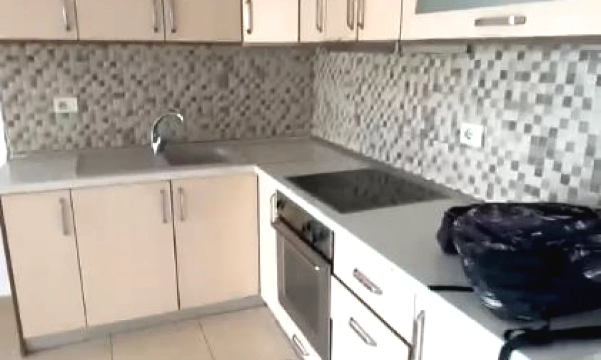 Shtepi me qera Apartament ne Tirane, 2+1, Mobilimi Bosh, pa mobiluar, Pagesa 450  Euro.