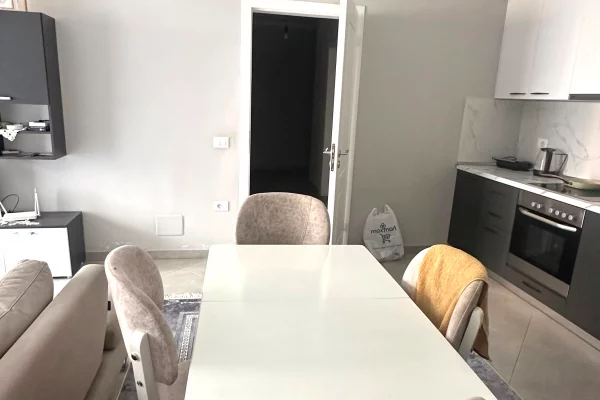 Shtepi me qera Apartament ne Tirane, 2+1, Mobilimi E mobiluar, Pagesa 550  Euro.