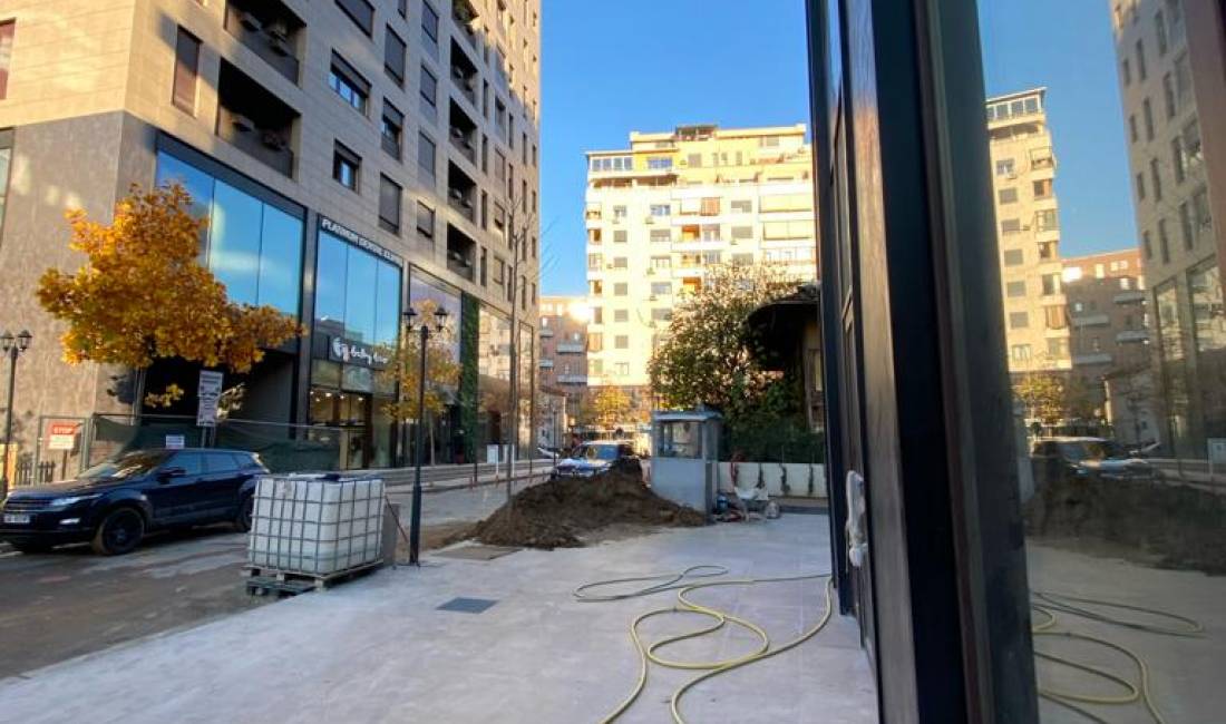 Ambjent biznesi me qera te rruga e barrikadave ,qender 