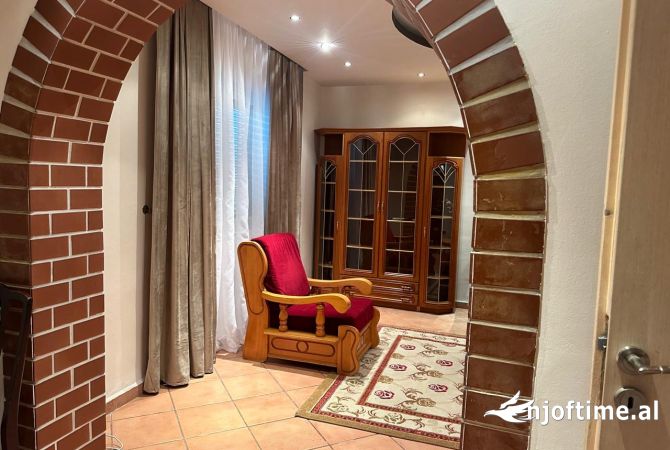 Shtepi me qera Apartament ne Tirane, 2+1, Mobilimi E mobiluar, Pagesa 600  Euro.