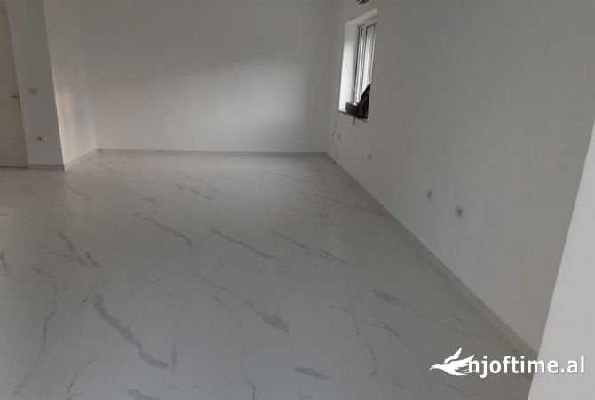 Ambiente Commerciale in Affitto 3+1 a Tirana - 800 Euro