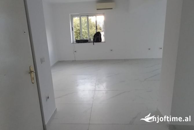 Ambiente Commerciale in Affitto 3+1 a Tirana - 800 Euro