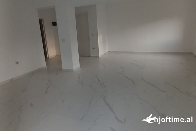Ambiente Commerciale in Affitto 3+1 a Tirana - 800 Euro