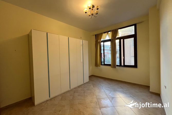 Ambiente Commerciale in Affitto 3+1 a Tirana - 600 Euro