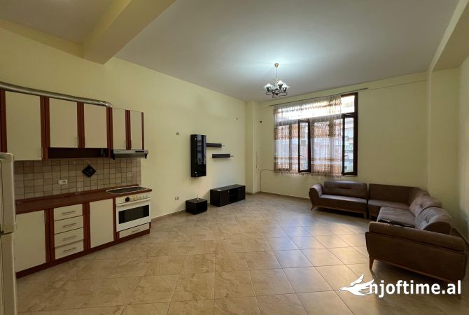 Ambiente Commerciale in Affitto 3+1 a Tirana - 600 Euro