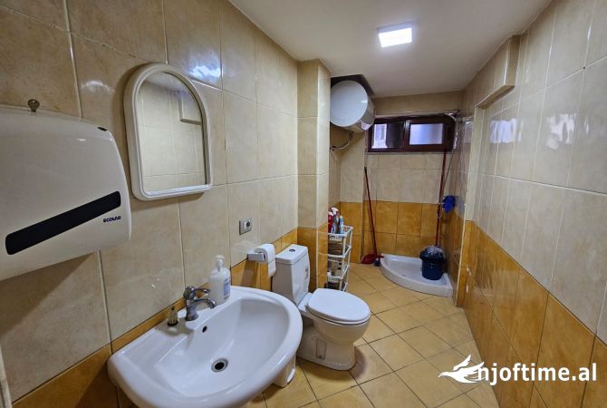 Ambiente Commerciale in Affitto 3+1 a Tirana - 900 Euro